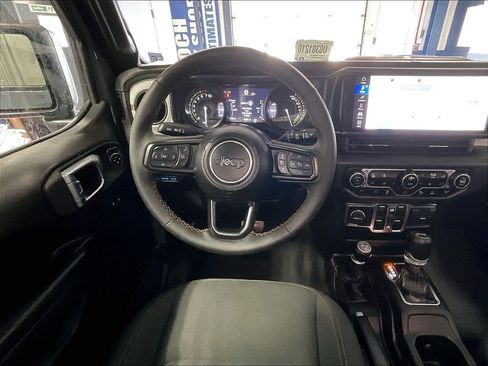 Used 2024 Jeep Wrangler Unlimited w/ Convenience Group AWD/4WD image 17