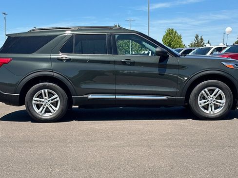 Used 2022 Ford Explorer XLT AWD/4WD image 3
