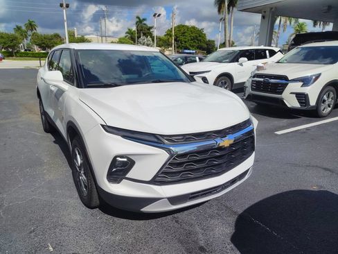 Used 2025 Chevrolet Blazer LT FWD image 2