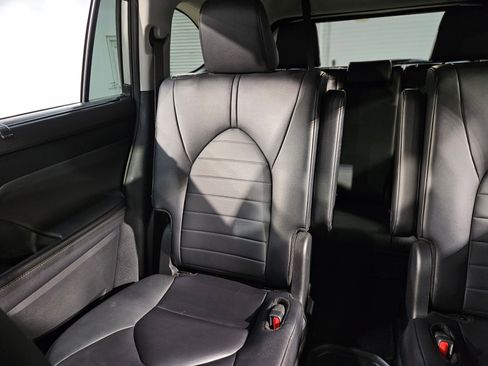 Used 2024 Toyota Highlander XLE image 12