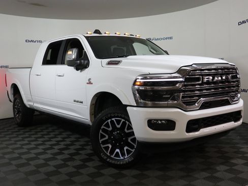 Used 2025 RAM 2500 Limited AWD/4WD image 2
