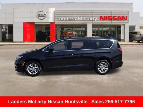 Used 2023 Chrysler Pacifica Touring-L FWD image 8