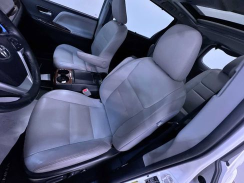 Used 2017 Toyota Sienna Limited Premium image 13
