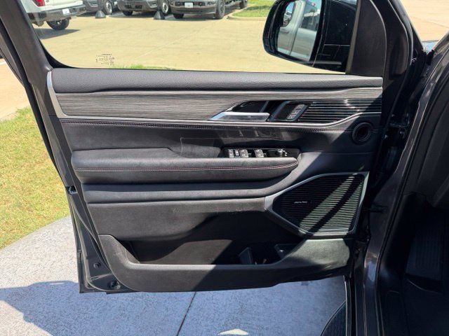 Used 2024 Jeep Wagoneer L Series II w/ Flexible Seating Group RWD image 10