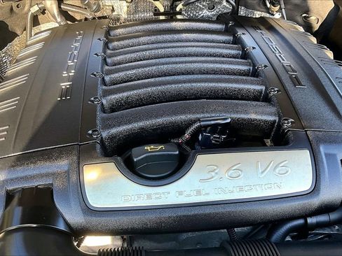 Used 2017 Porsche Cayenne Platinum Edition image 32