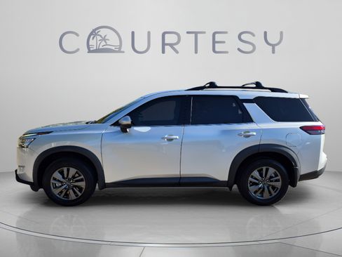 Certified 2022 Nissan Pathfinder SV FWD image 2