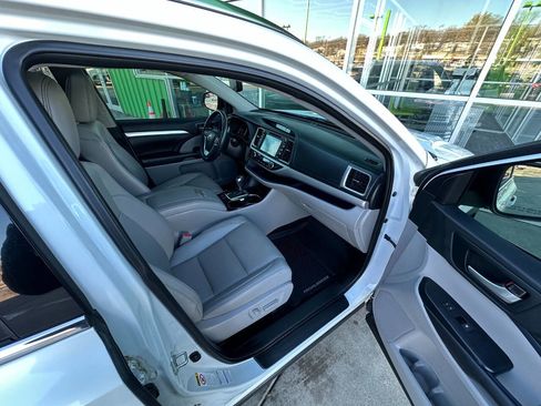 Used 2019 Toyota Highlander XLE image 17