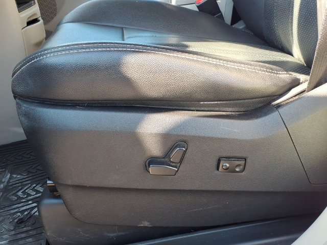 Used 2013 Chrysler Town & Country Touring-L w/ Driver Convenience Group FWD image 17