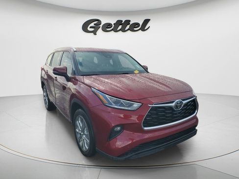 Used 2021 Toyota Highlander Limited FWD image 3
