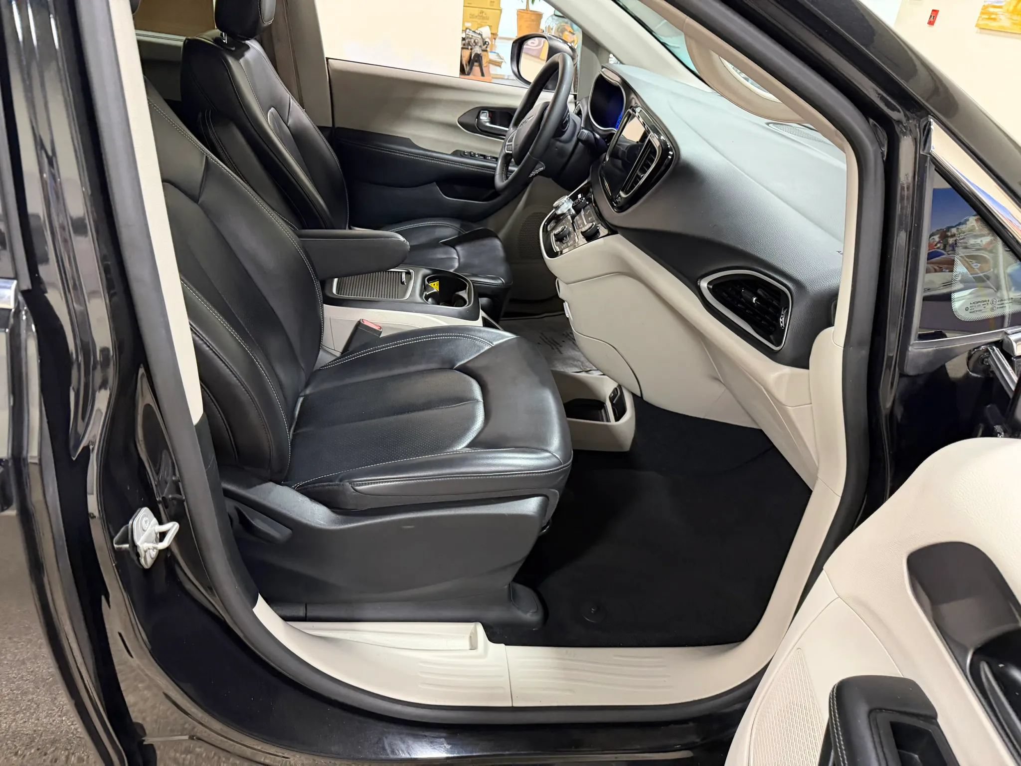 Used 2023 Chrysler Pacifica Touring-L FWD image 37