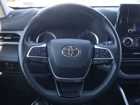 Used 2024 Toyota Highlander LE AWD/4WD image 11