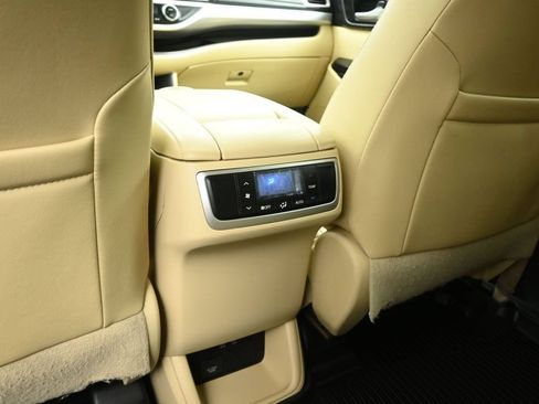 Used 2018 Toyota Highlander XLE AWD/4WD image 22