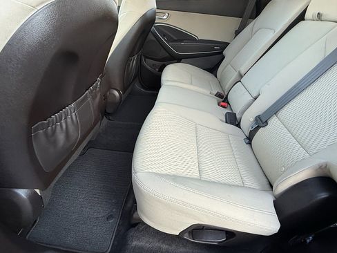 Used 2018 Hyundai Santa Fe SE image 11