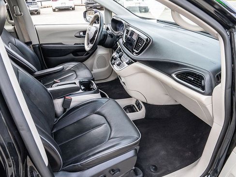 Used 2019 Chrysler Pacifica Limited image 17