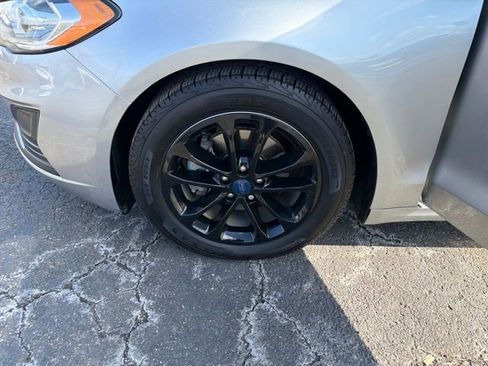 Used 2020 Ford Fusion SE image 30