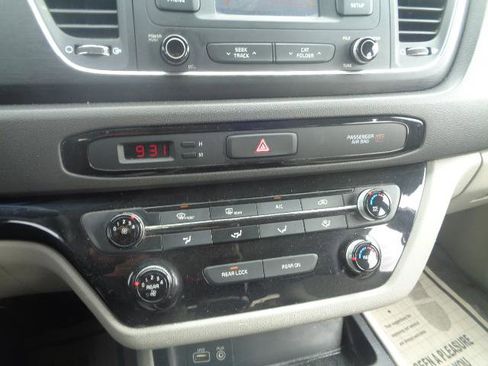 Used 2016 Kia Sedona L image 36
