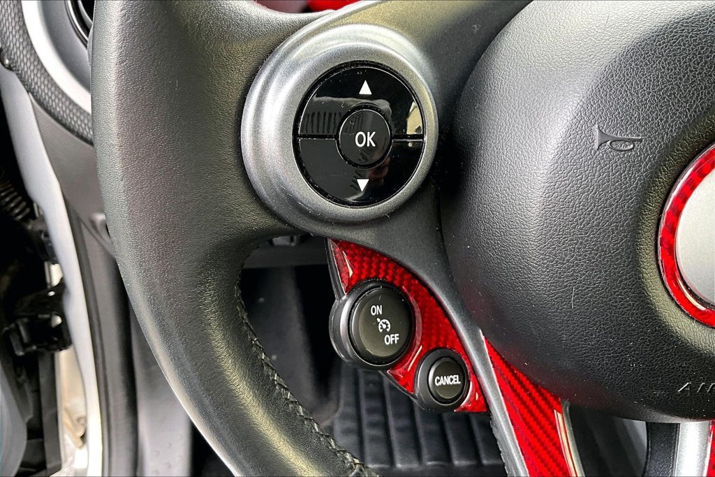 Used 2016 smart fortwo passion RWD image 11