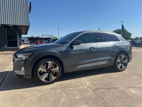 Used 2019 Audi e-tron Prestige w/ Prestige Package AWD/4WD image 6