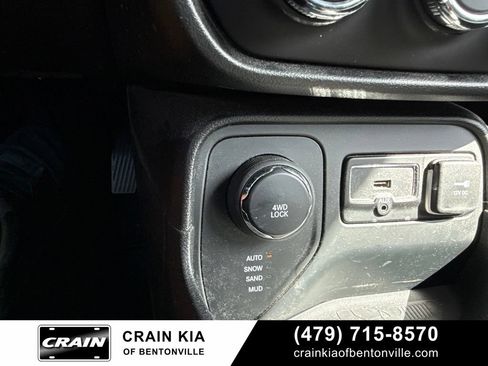 Used 2017 Jeep Renegade Latitude w/ Cold Weather Group AWD/4WD image 21