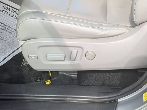 Used 2018 Toyota Highlander XLE w/ Carpet Mat Package (TMS) AWD/4WD image 16