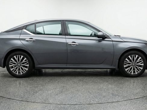 Used 2025 Nissan Altima 2.5 SV image 11