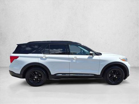 Used 2020 Ford Explorer XLT w/ Equipment Group 202A RWD image 4