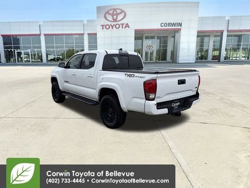 Used 2017 Toyota Tacoma TRD Sport image 6