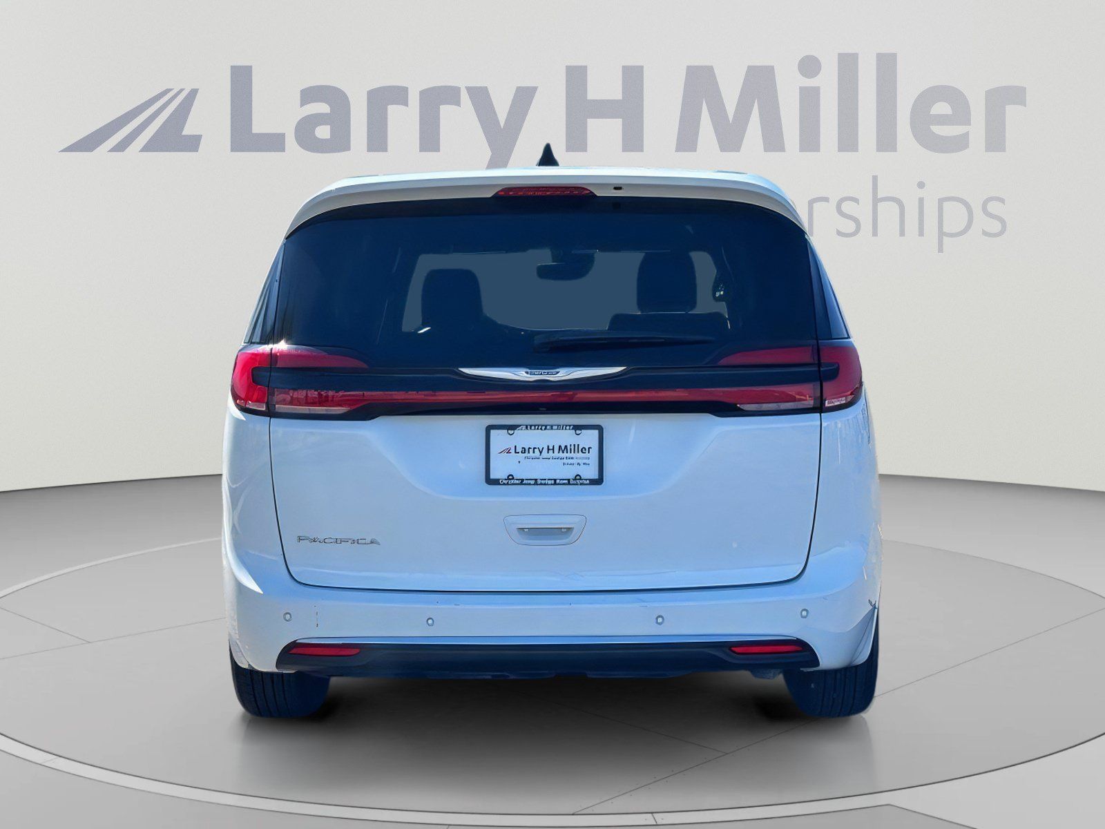 Used 2025 Chrysler Pacifica Select FWD image 5