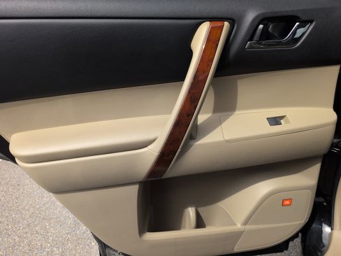 Used 2013 Toyota Highlander Limited image 34