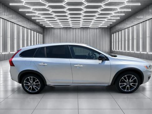 Used 2016 Volvo V60 T5 Cross Country AWD/4WD image 3