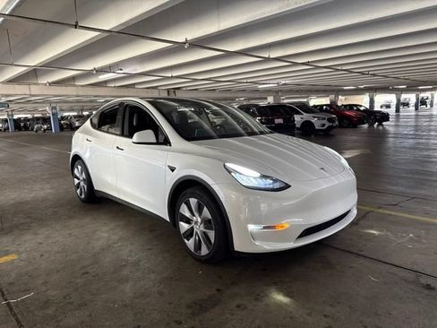 Used 2022 Tesla Model Y Long Range AWD/4WD image 2