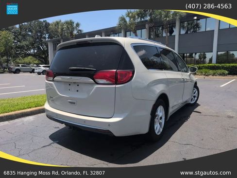 Used 2017 Chrysler Pacifica Touring-L Plus FWD image 5