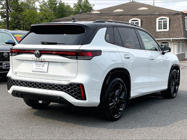 New 2026 Volkswagen Tiguan SE R-Line FWD image 2