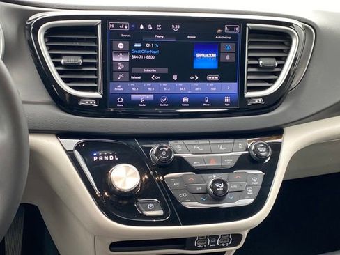Used 2024 Chrysler Pacifica Touring-L FWD image 9