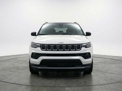 Used 2025 Jeep Compass Limited AWD/4WD image 2