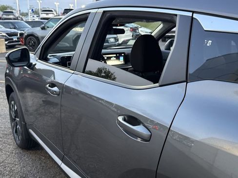 New 2025 Nissan Kicks SV image 16