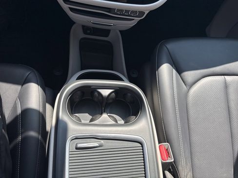 Used 2024 Chrysler Pacifica Touring-L image 22