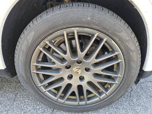 Used 2017 Porsche Cayenne Platinum Edition w/ Premium Package (PJV) AWD/4WD image 28