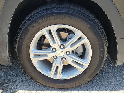 Used 2024 GMC Terrain SLE w/ Driver Convenience Package FWD image 8