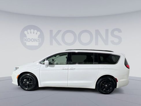 Used 2022 Chrysler Pacifica Touring-L image 2