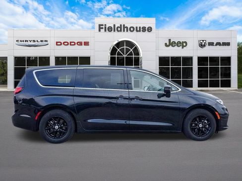 Used 2023 Chrysler Pacifica Touring-L FWD image 4