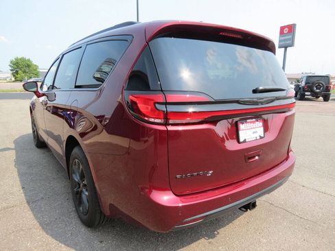 Used 2021 Chrysler Pacifica Touring AWD/4WD image 6