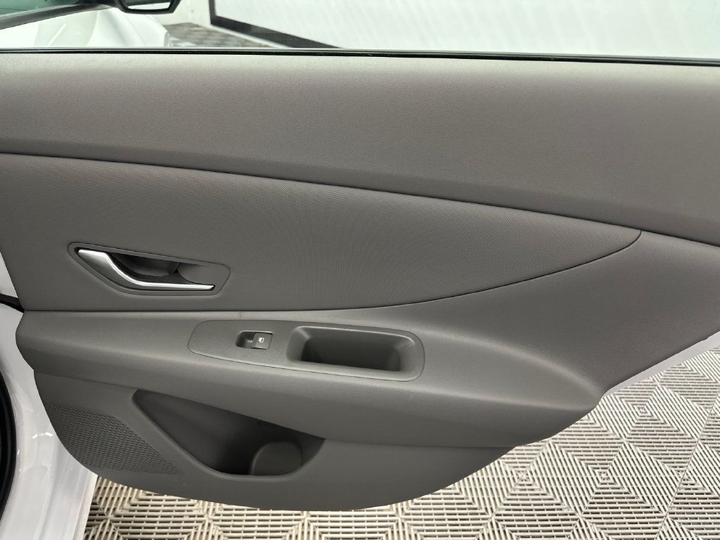 Certified 2025 Hyundai Elantra Sport FWD image 16