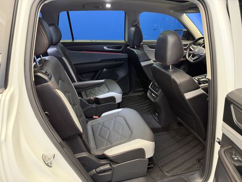 Used 2024 Volkswagen Atlas Peak Edition SEL AWD/4WD image 26