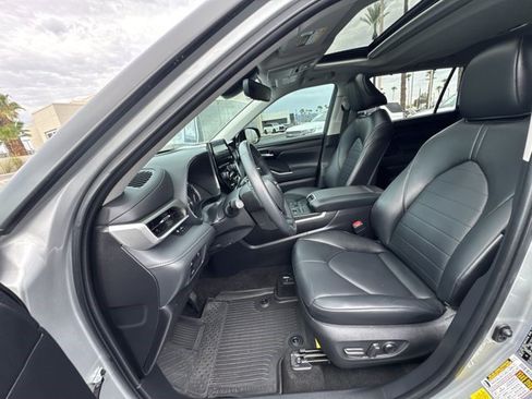 Used 2023 Toyota Highlander XLE AWD/4WD image 10