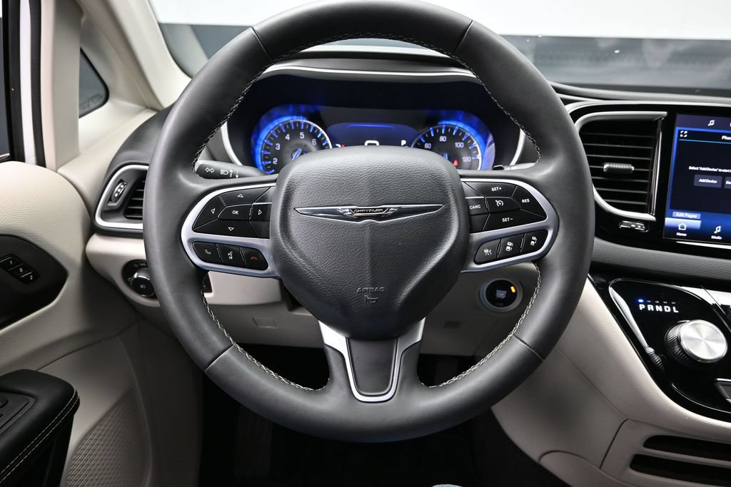 Used 2024 Chrysler Pacifica Touring-L FWD image 19