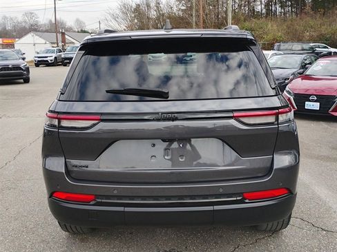 Used 2023 Jeep Grand Cherokee Altitude image 5