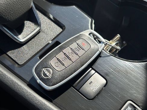 Used 2025 Nissan Rogue SV FWD image 27
