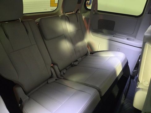 Used 2015 Chrysler Town & Country Touring image 21