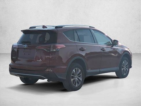 Used 2018 Toyota RAV4 LE AWD/4WD image 4